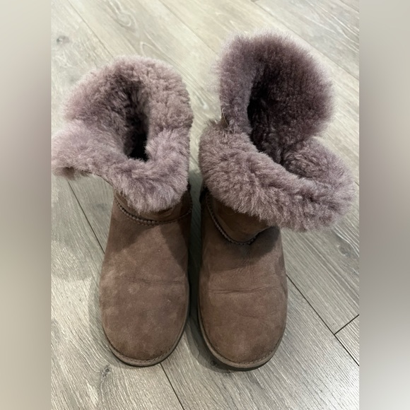 Ugg Women's Classic Cuff Short Boot | Color: Stormy Grey | Size 9.5 - Picture 4 of 7